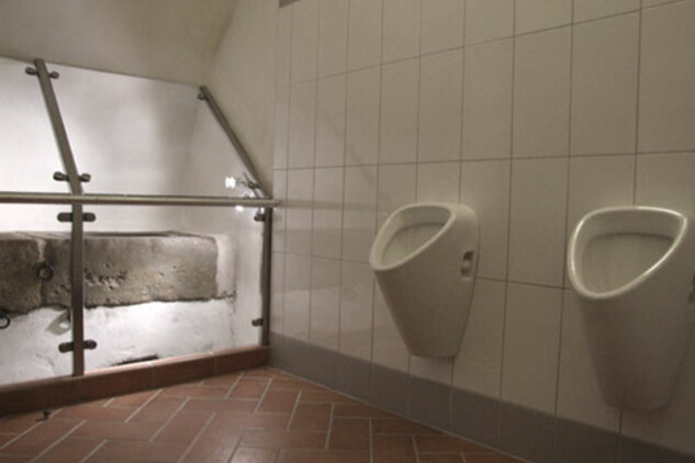 Toalety pro návštěvníky v bývalých konírnách